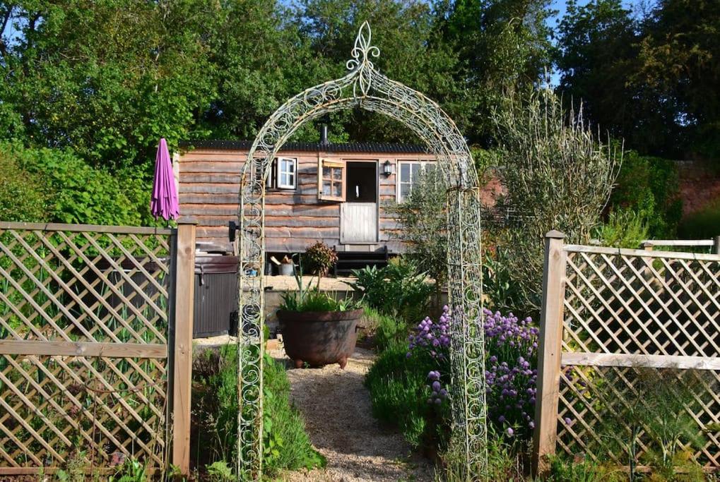 Luxury, Rural Shepherds Hut With Hot Tub Nr Bath Bristol Eksteriør billede