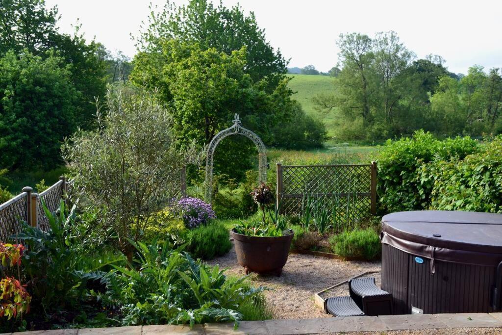 Luxury, Rural Shepherds Hut With Hot Tub Nr Bath Bristol Eksteriør billede