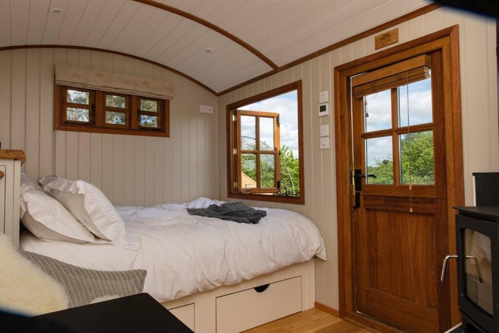 Luxury, Rural Shepherds Hut With Hot Tub Nr Bath Bristol Eksteriør billede