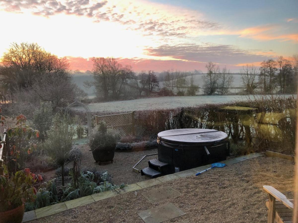 Luxury, Rural Shepherds Hut With Hot Tub Nr Bath Bristol Eksteriør billede