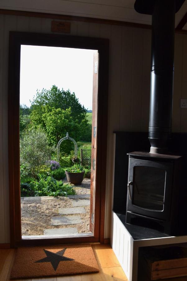 Luxury, Rural Shepherds Hut With Hot Tub Nr Bath Bristol Eksteriør billede